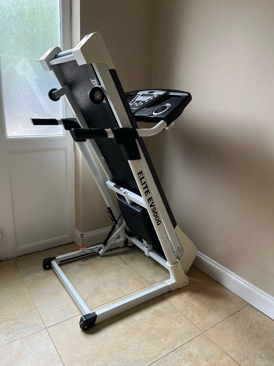Treadmill 1-14km / 1/12% electric incline. - Image 1