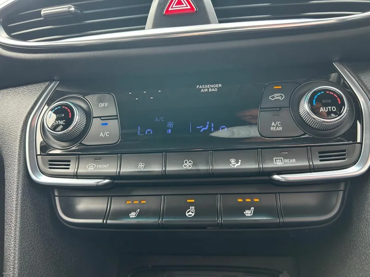 Hyundai Santa Fe 2WD Executive Plus 5DR lady owner - Image 3