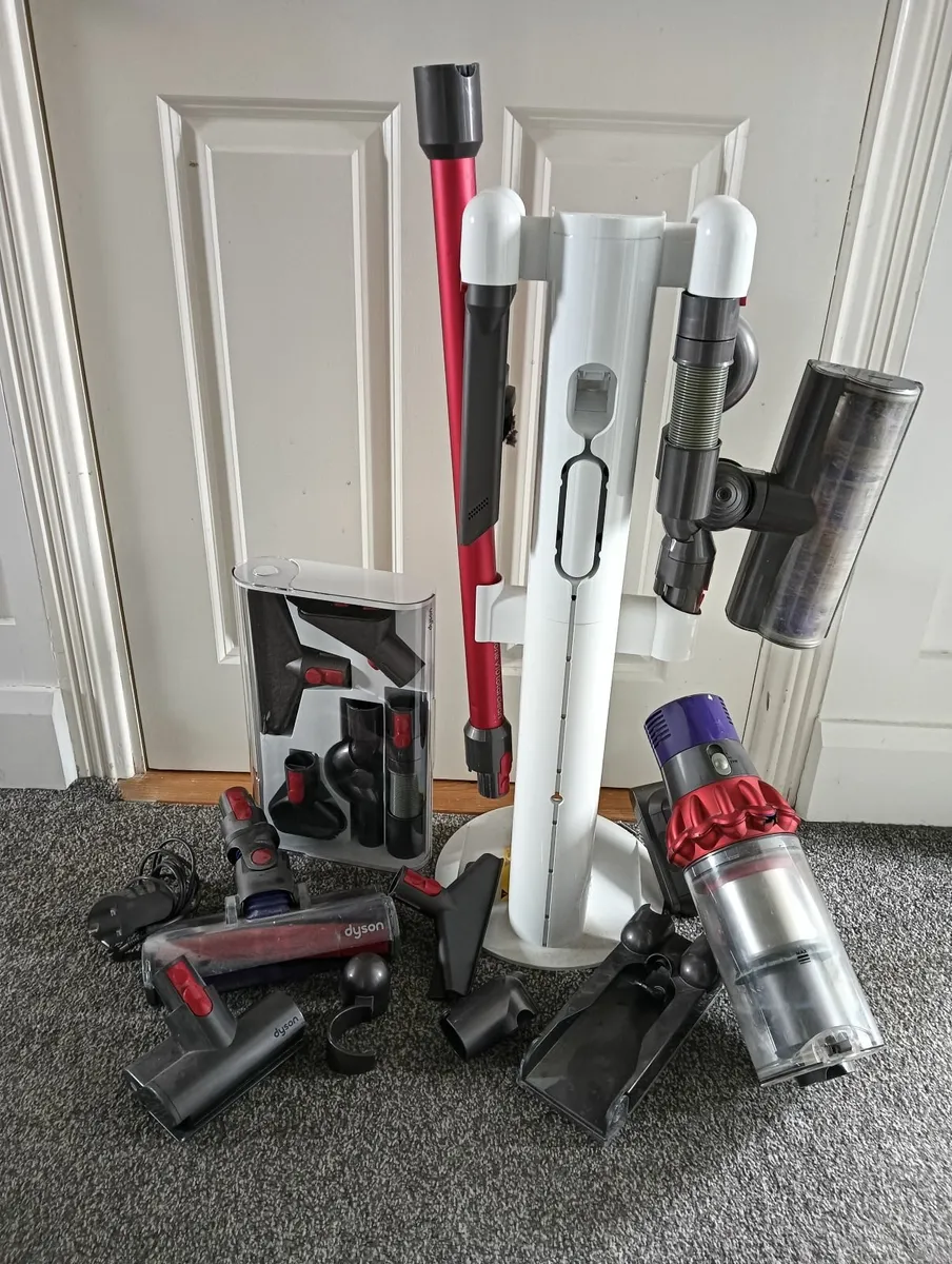 Dyson cyclone v10 total clean for parts - Image 1