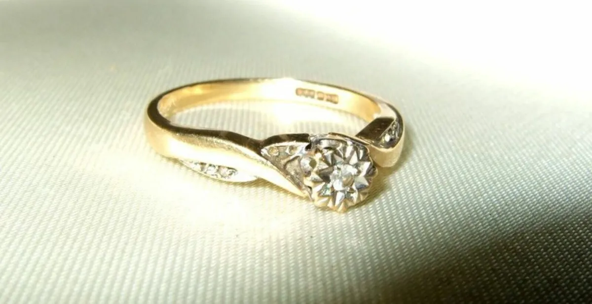 Vintage Hallmarked Diamond 9ct Gold Ring - Image 2