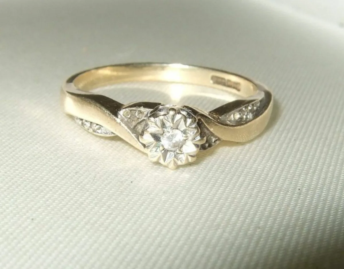 Vintage Hallmarked Diamond 9ct Gold Ring - Image 1