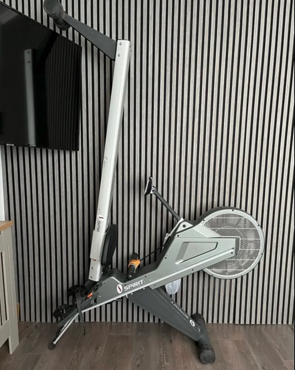Spirit R800 electronic rowing machine - Image 1