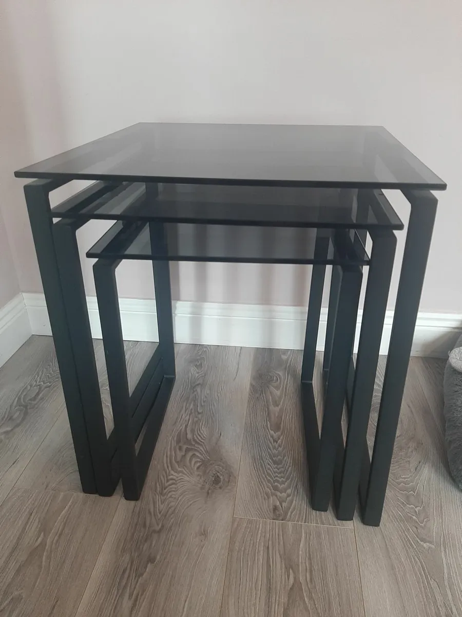 Nest of glass coffee tables - Image 4