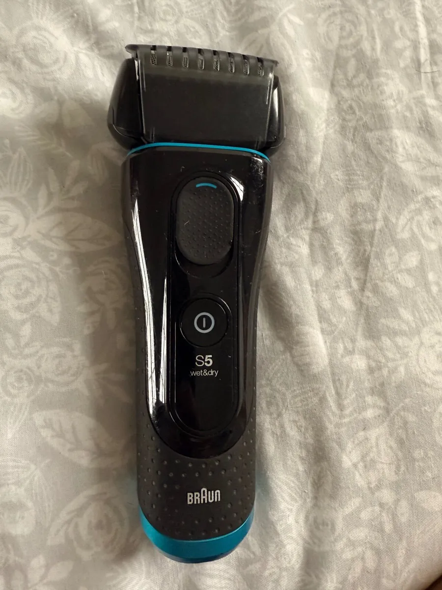 Braun series 5 wet and dry electric shaver - Image 1