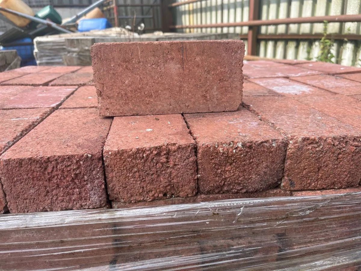 Solid red brick - Image 1