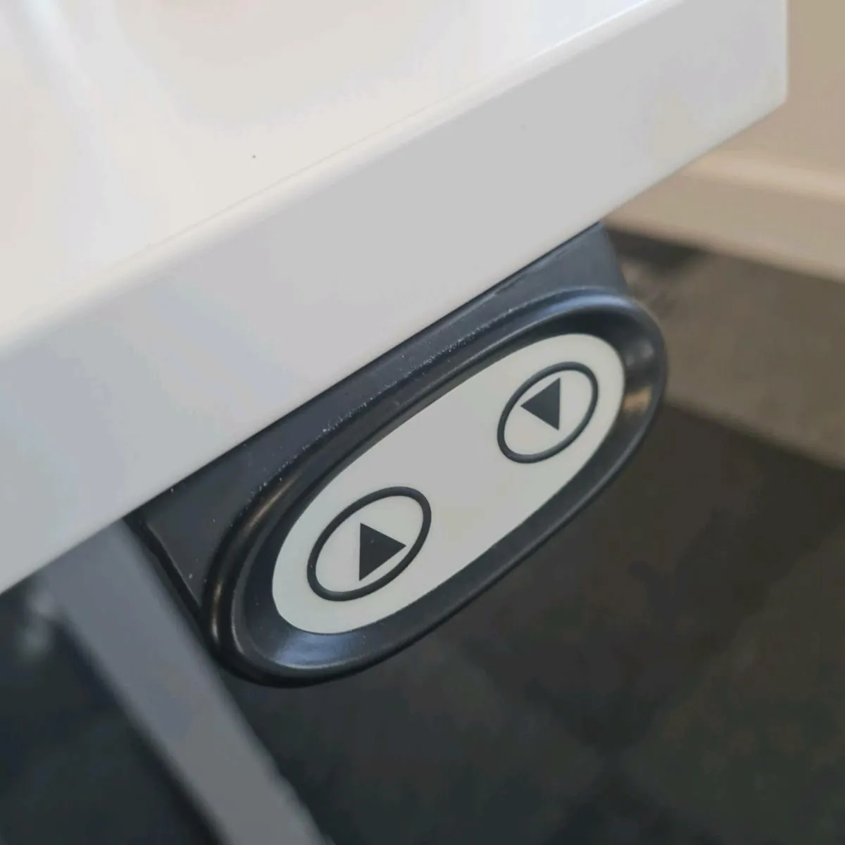 White electric sit stand desk - Image 2