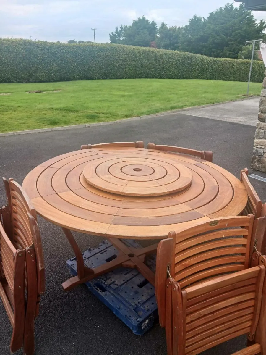 Outdoor table and chairs - Image 1
