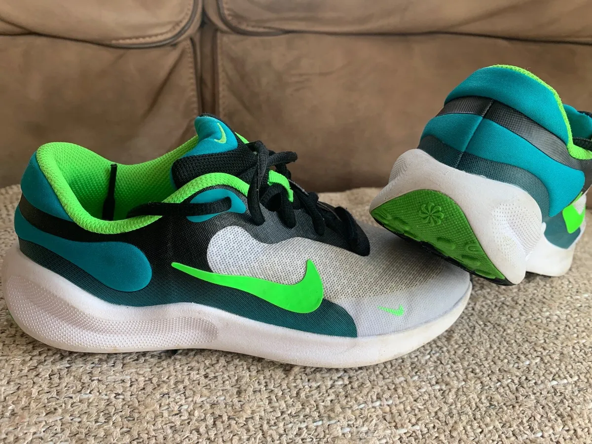 Nike runners size 4 - Image 3