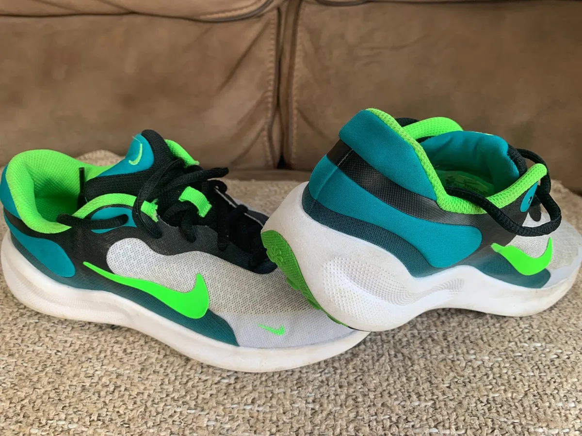 Nike runners size 4 - Image 1