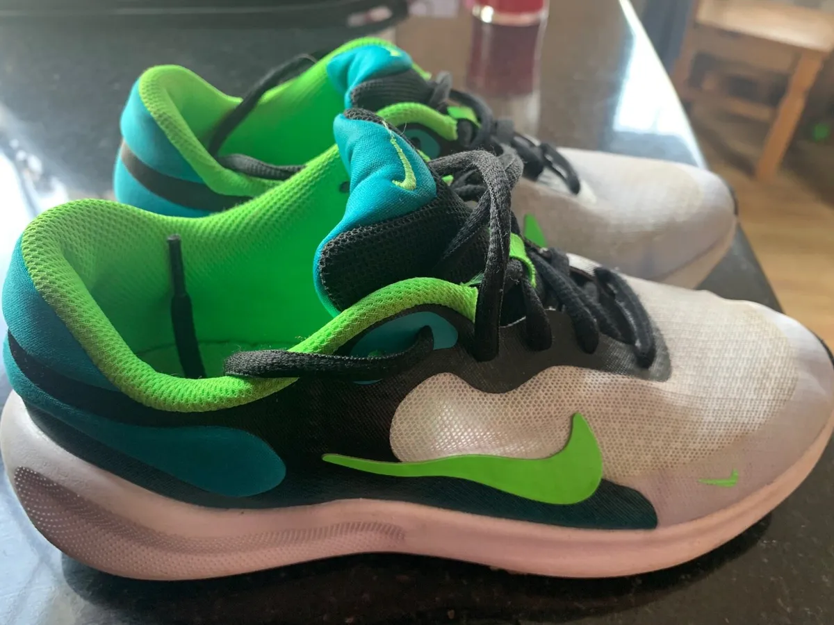Nike runners size 4 - Image 2