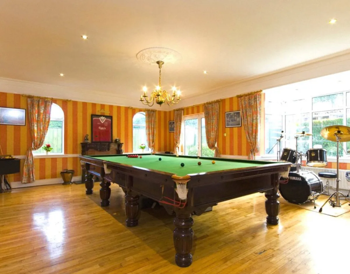 Full sized snooker/pool table