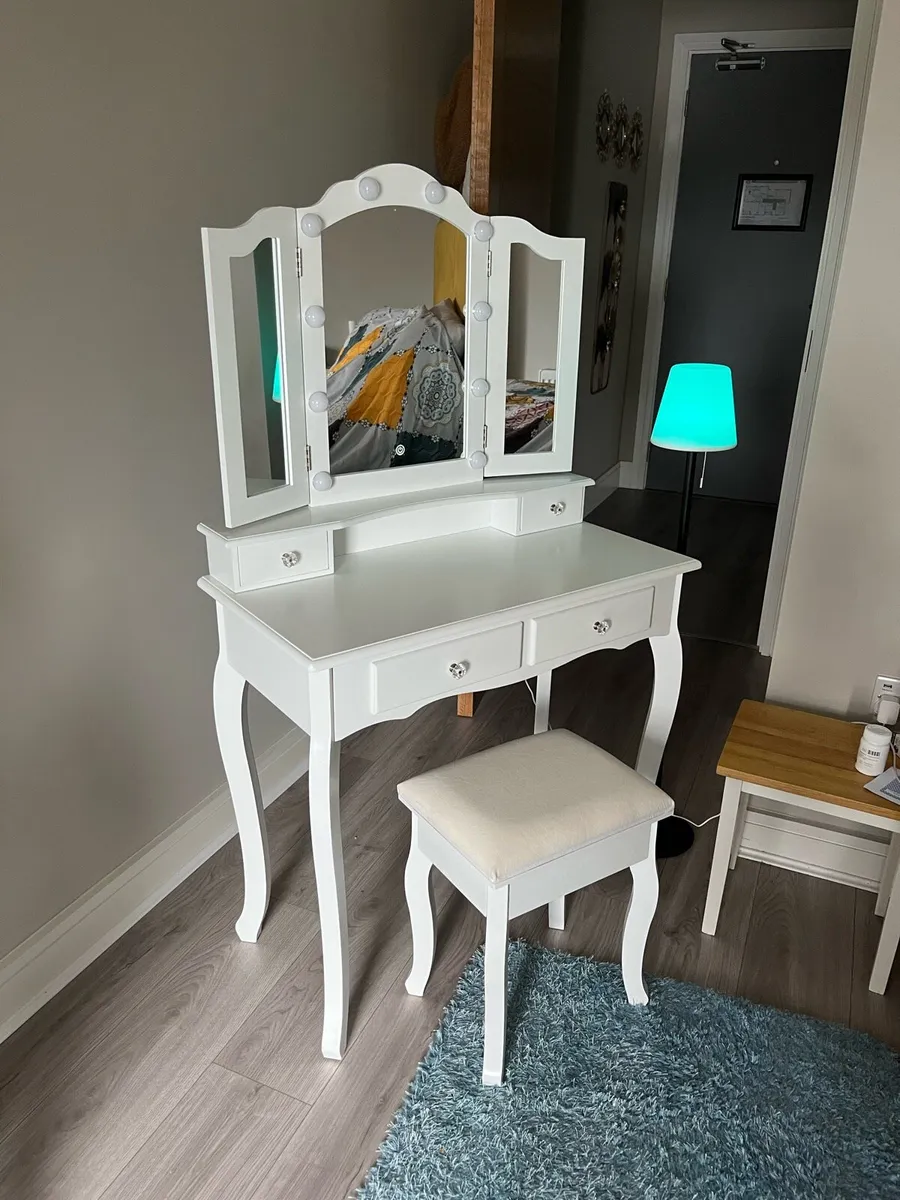 Dressing table - Image 1