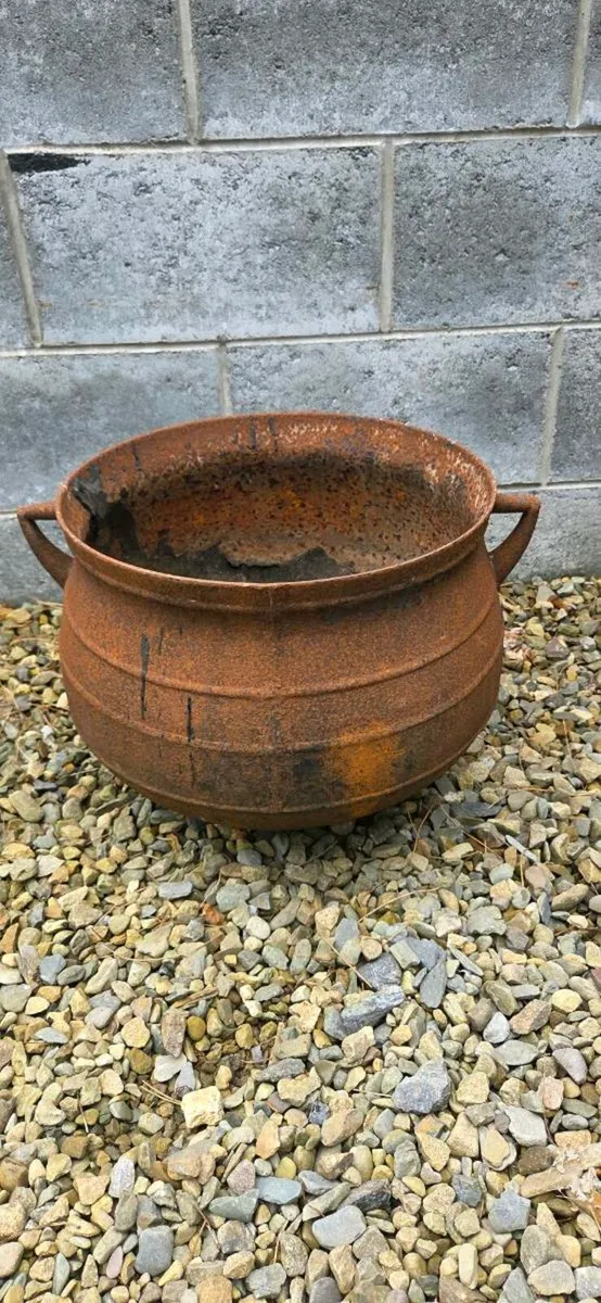 Old  pot  for sale  in perfect condition - Image 1