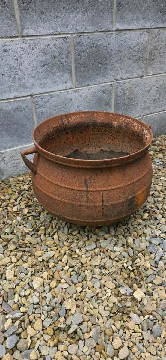 Old  pot  for sale  in perfect condition - Image 2