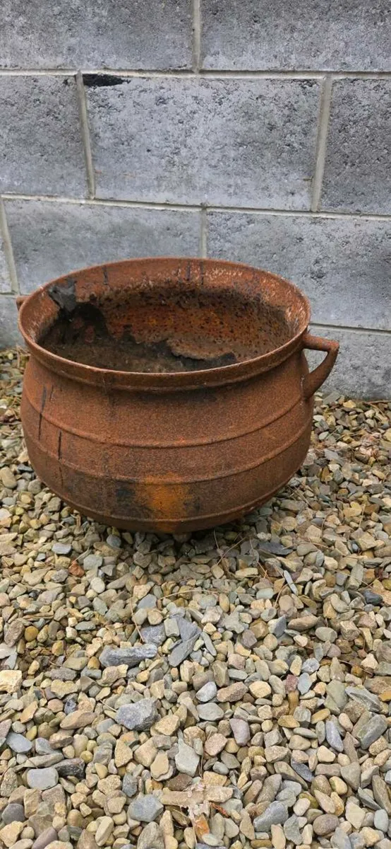 Old  pot  for sale  in perfect condition - Image 3