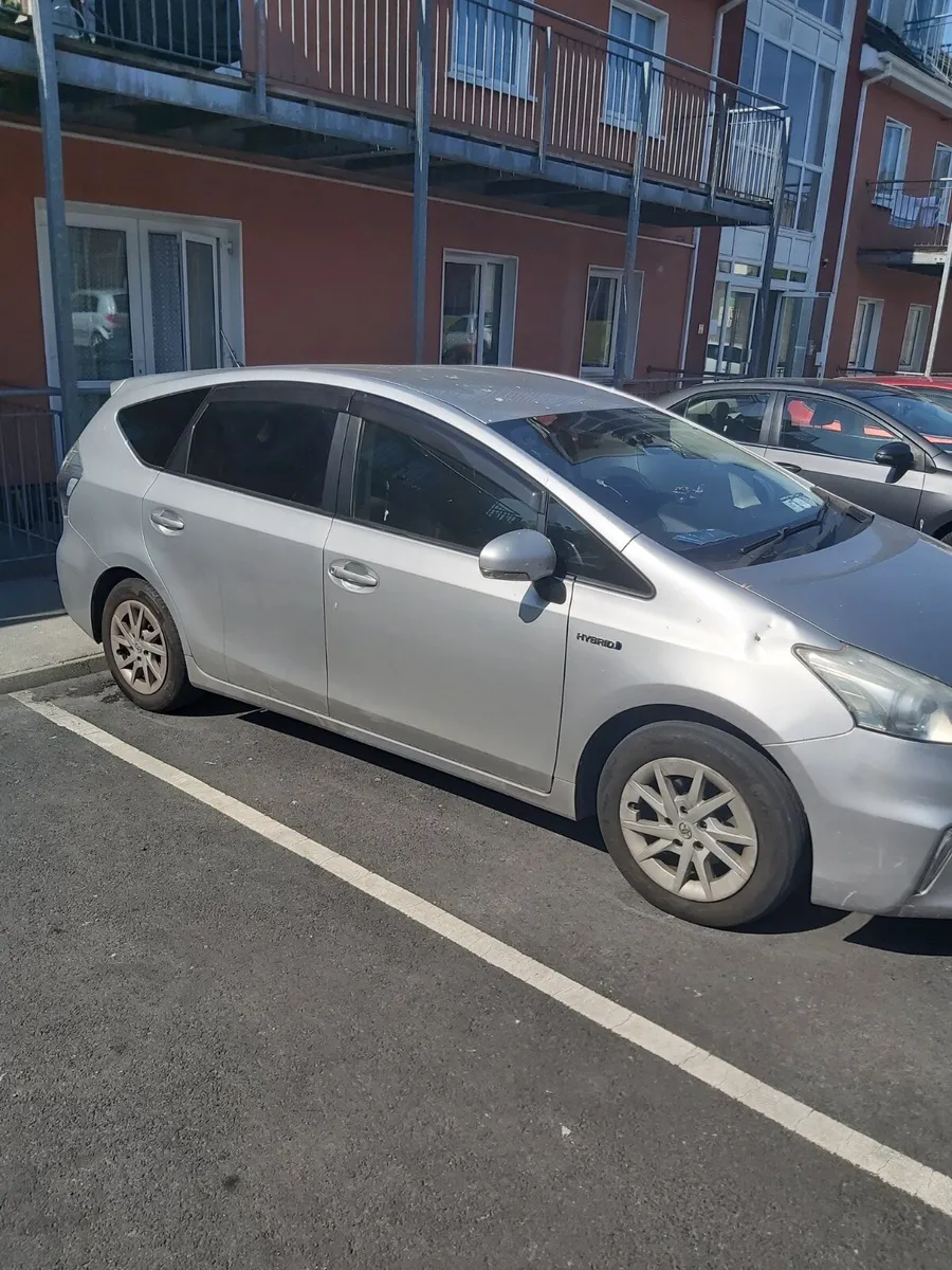 Toyota Prius Alpha 2011 - Image 2