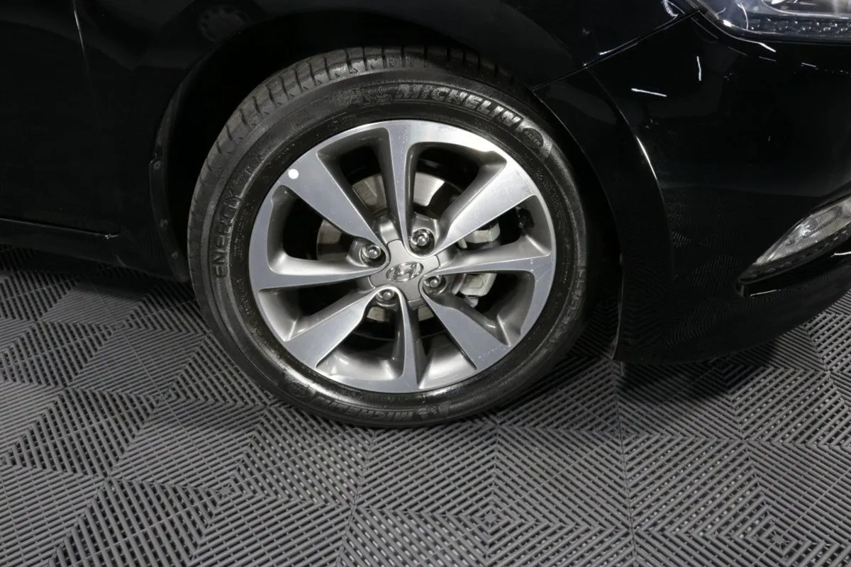 Hyundai i20 Deluxe 1.2l Petrol Hatchback - Image 3