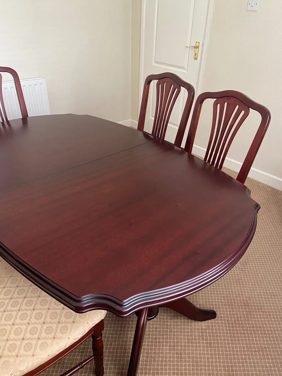 Dining Table (extendable) and 6 matching chairs - Image 1