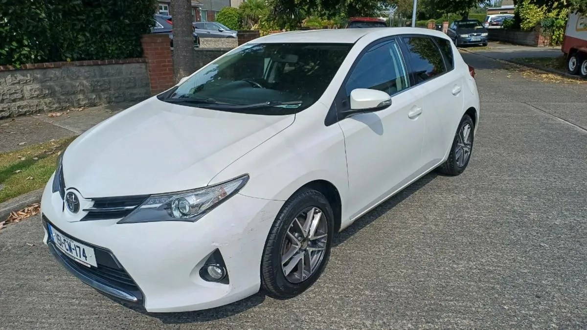 Toyota Auris d4d long nct and FSH - Image 2