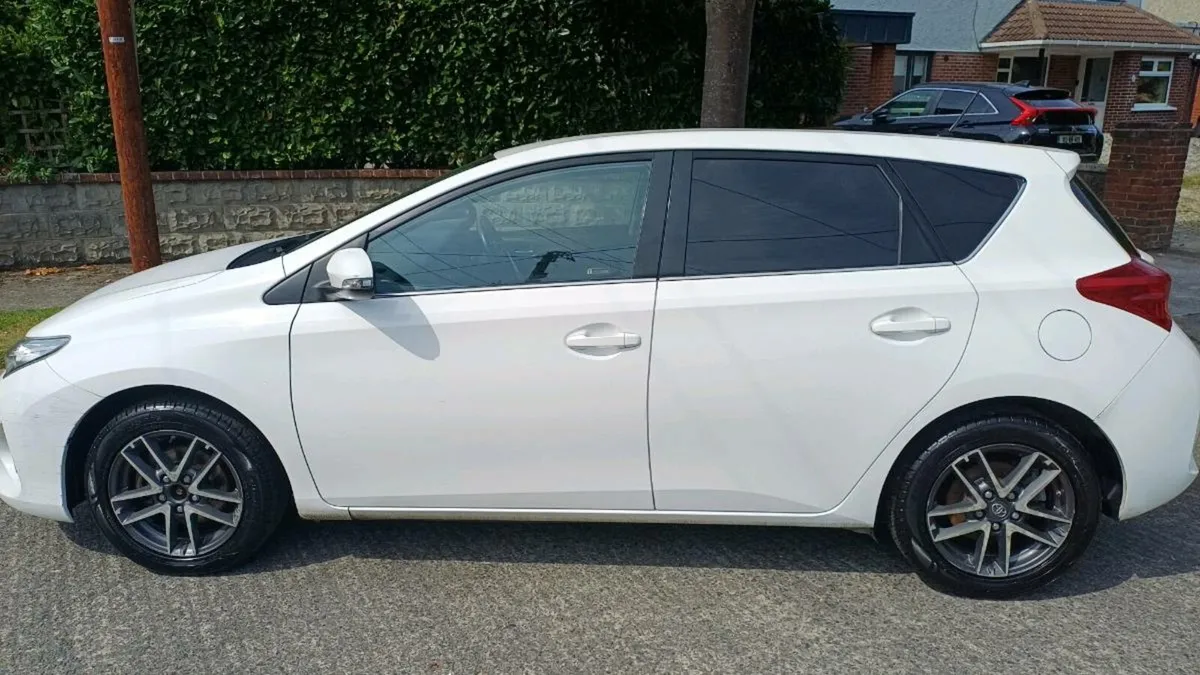 Toyota Auris d4d long nct and FSH - Image 3