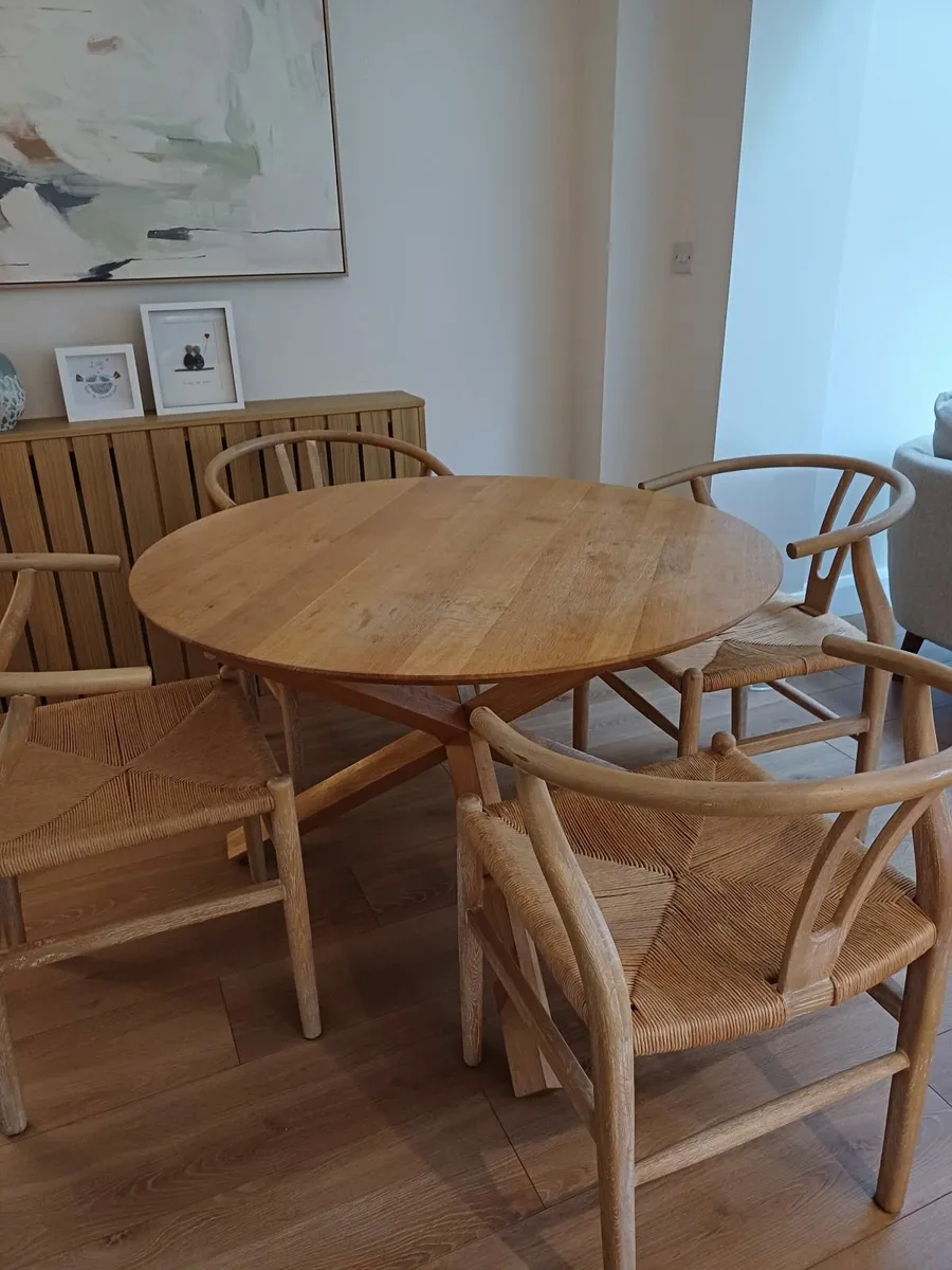 Table and chairs - Image 2