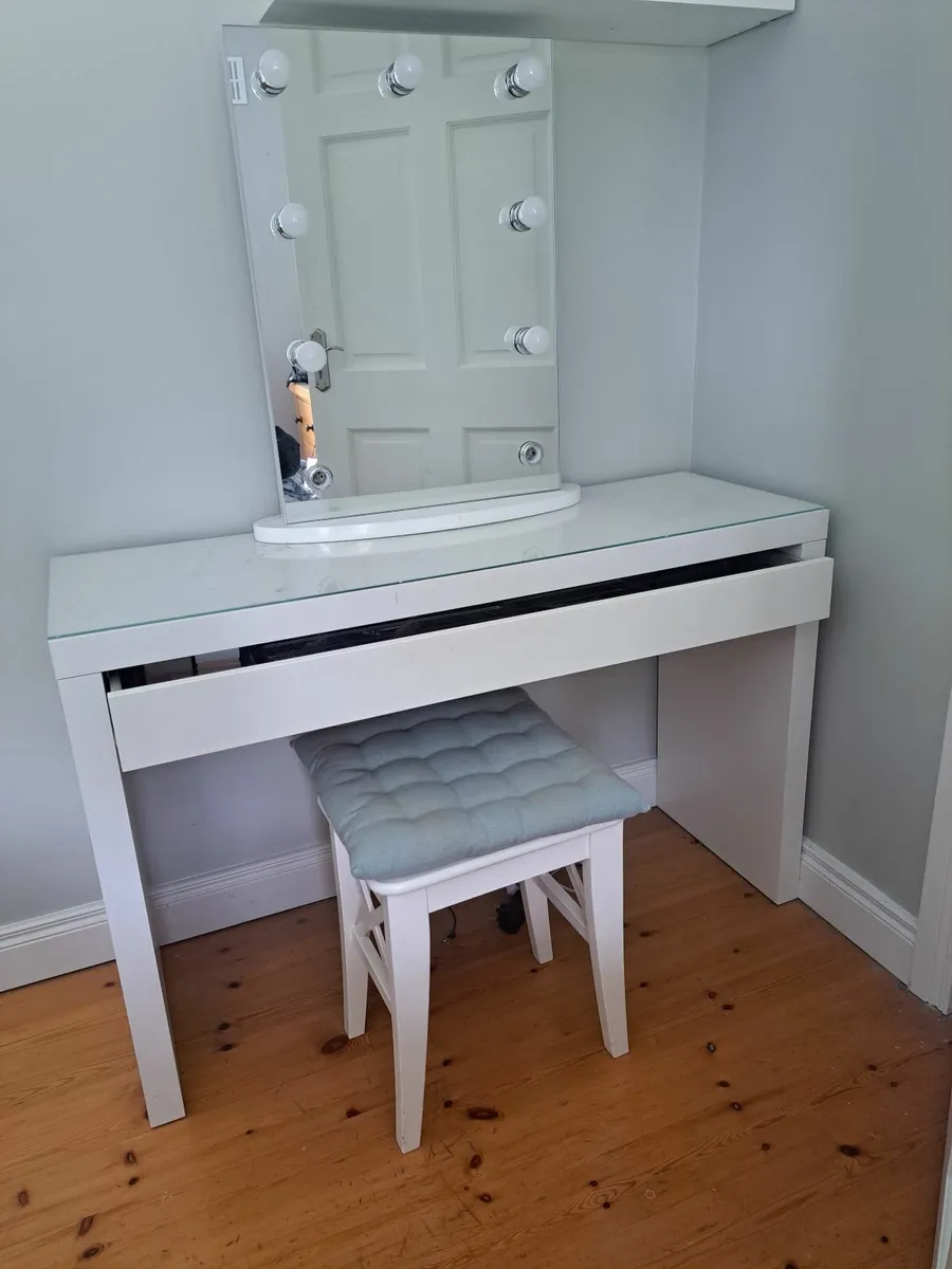 Vanity table, mirror and stool - Image 4
