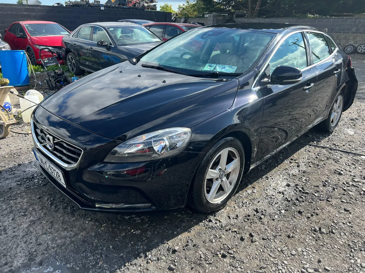 2014 Volvo V40 1.6 Diesel Driving - Image 2