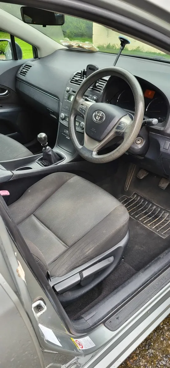 Toyota Avensis 2010 - Image 2
