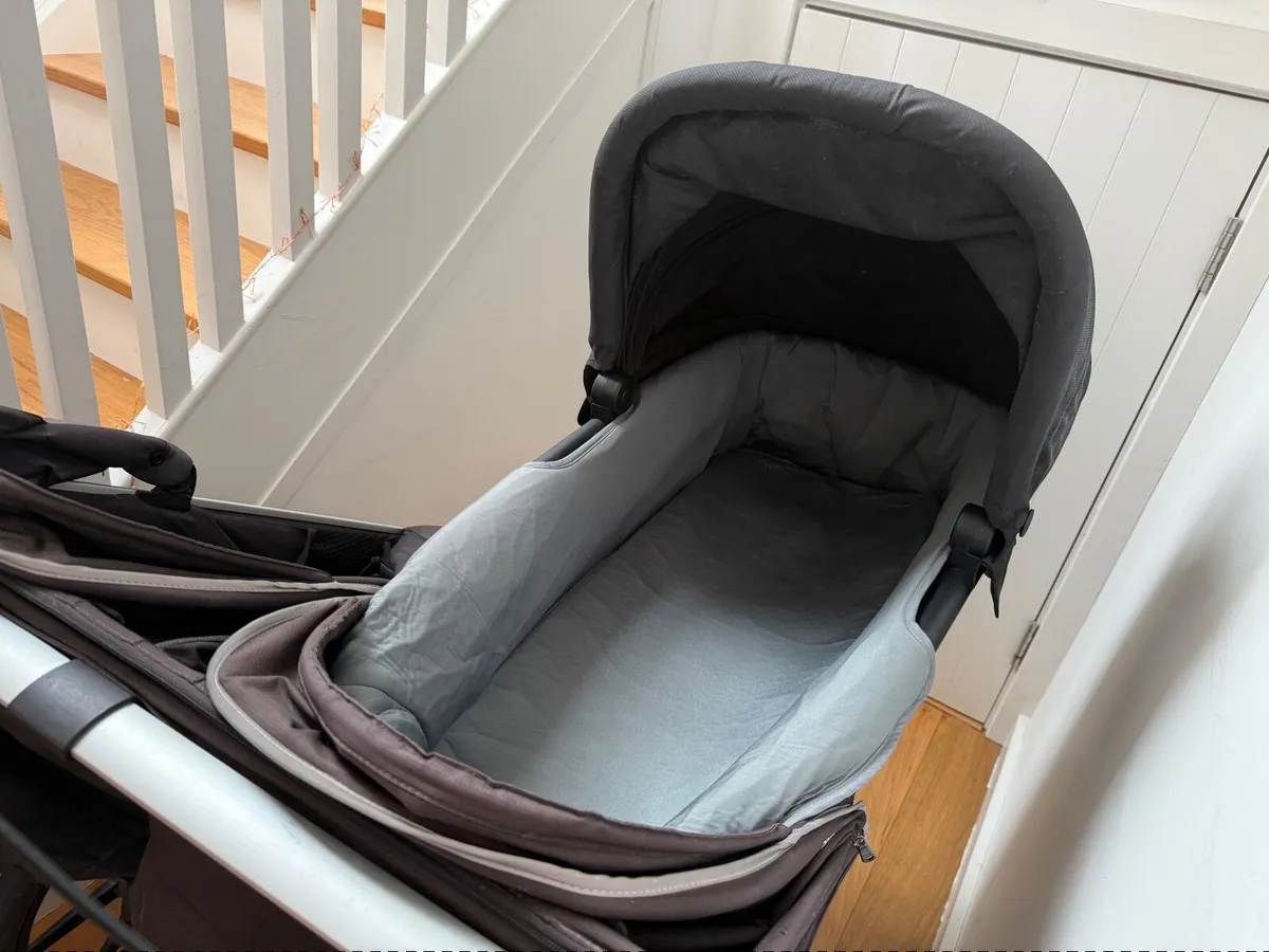 Thule urban glide 2 double buggy with newborn - Image 2