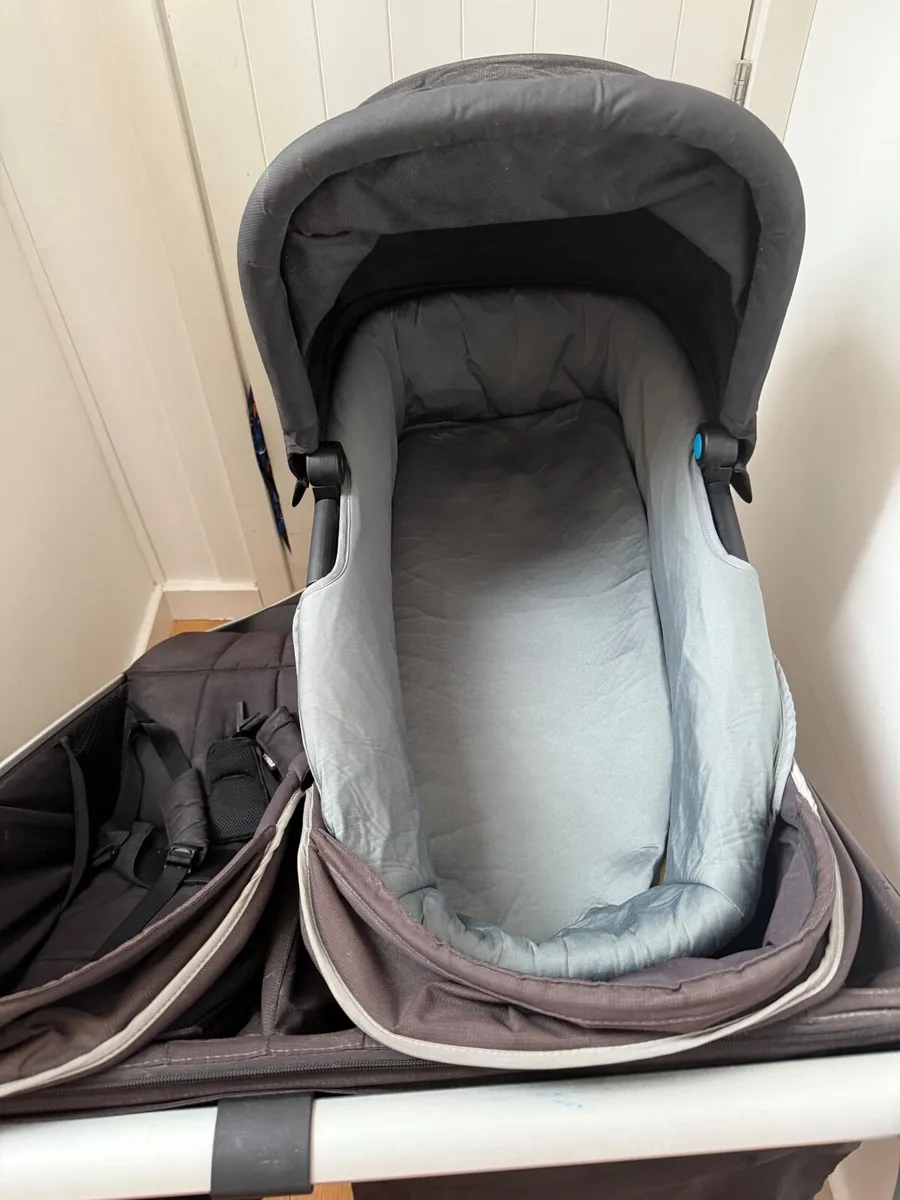 Thule urban glide 2 double buggy with newborn - Image 3
