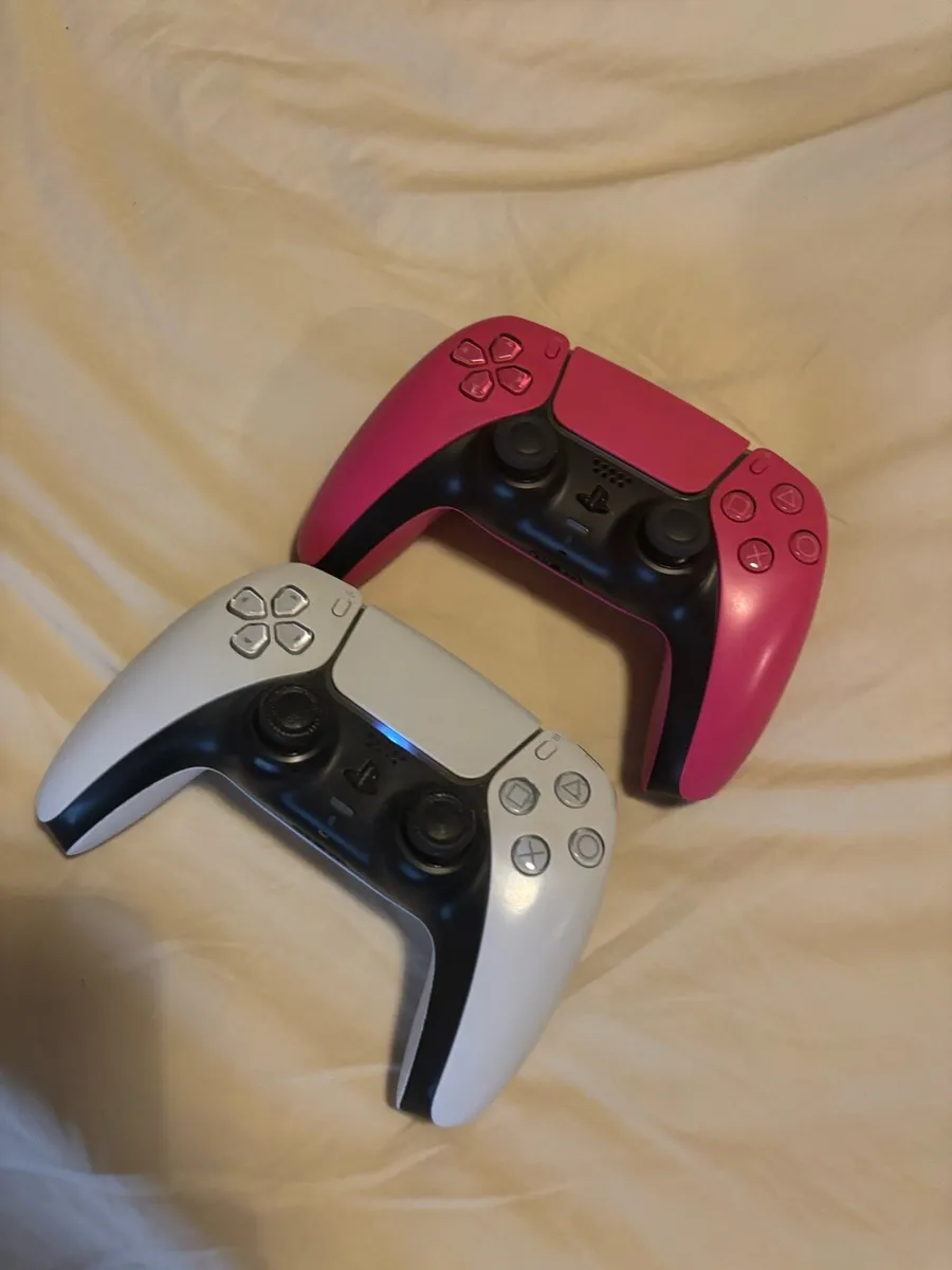 PlayStation 5 and 2 remotes - Image 2
