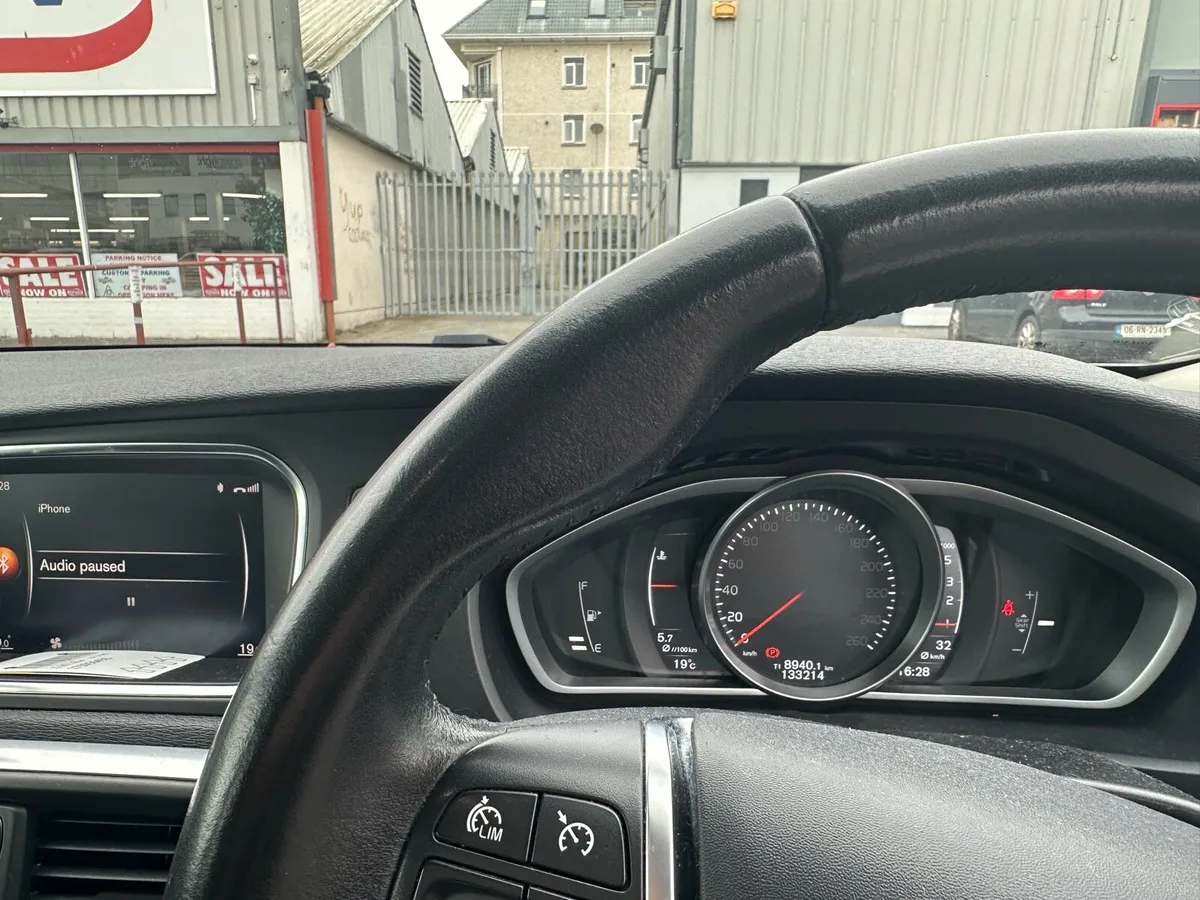Volvo v40 - Image 4