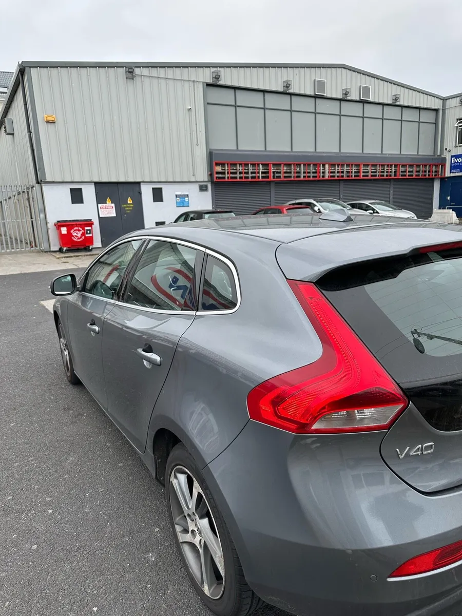 Volvo v40 - Image 2