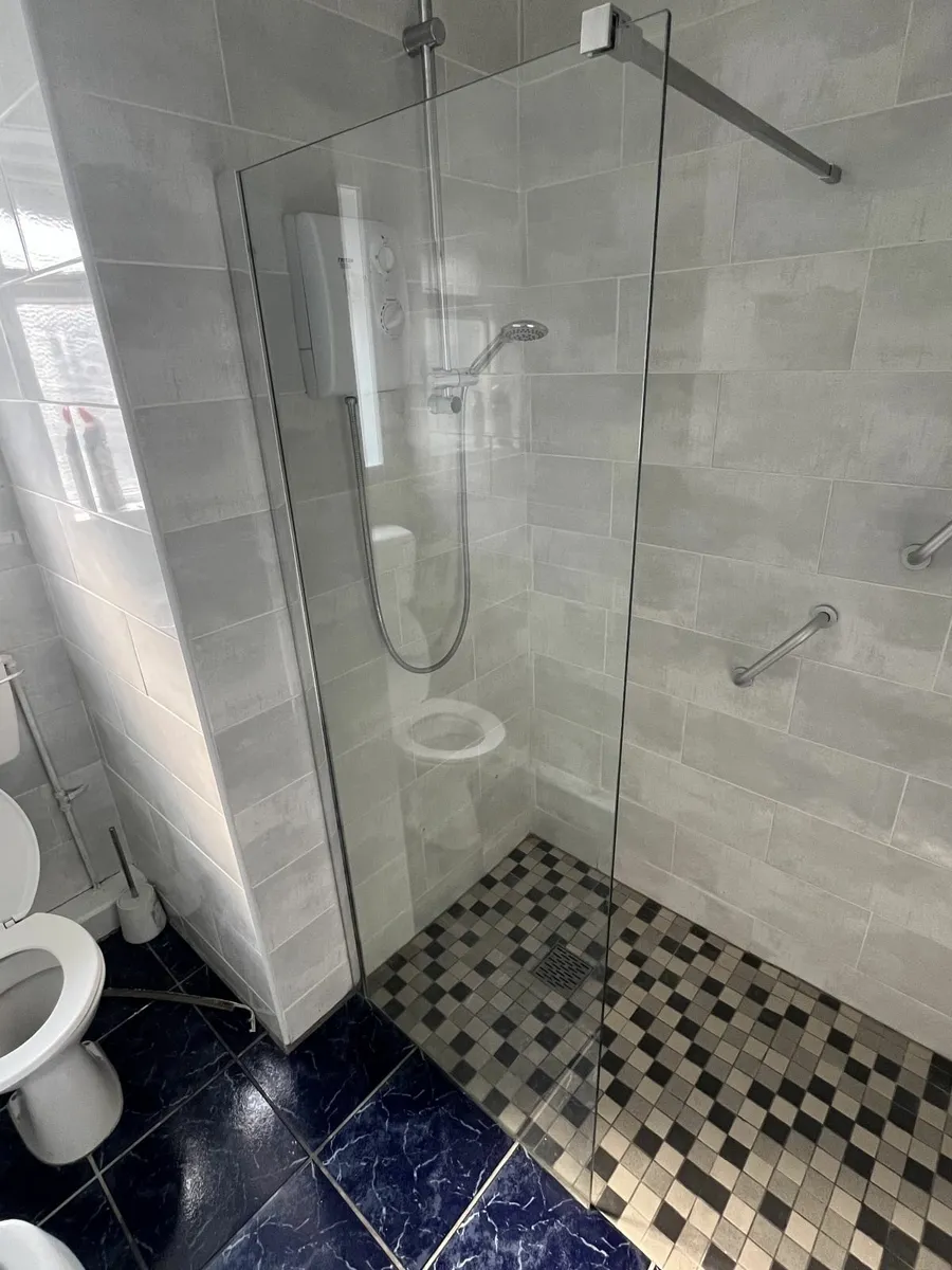 Shower glass panel - Image 1