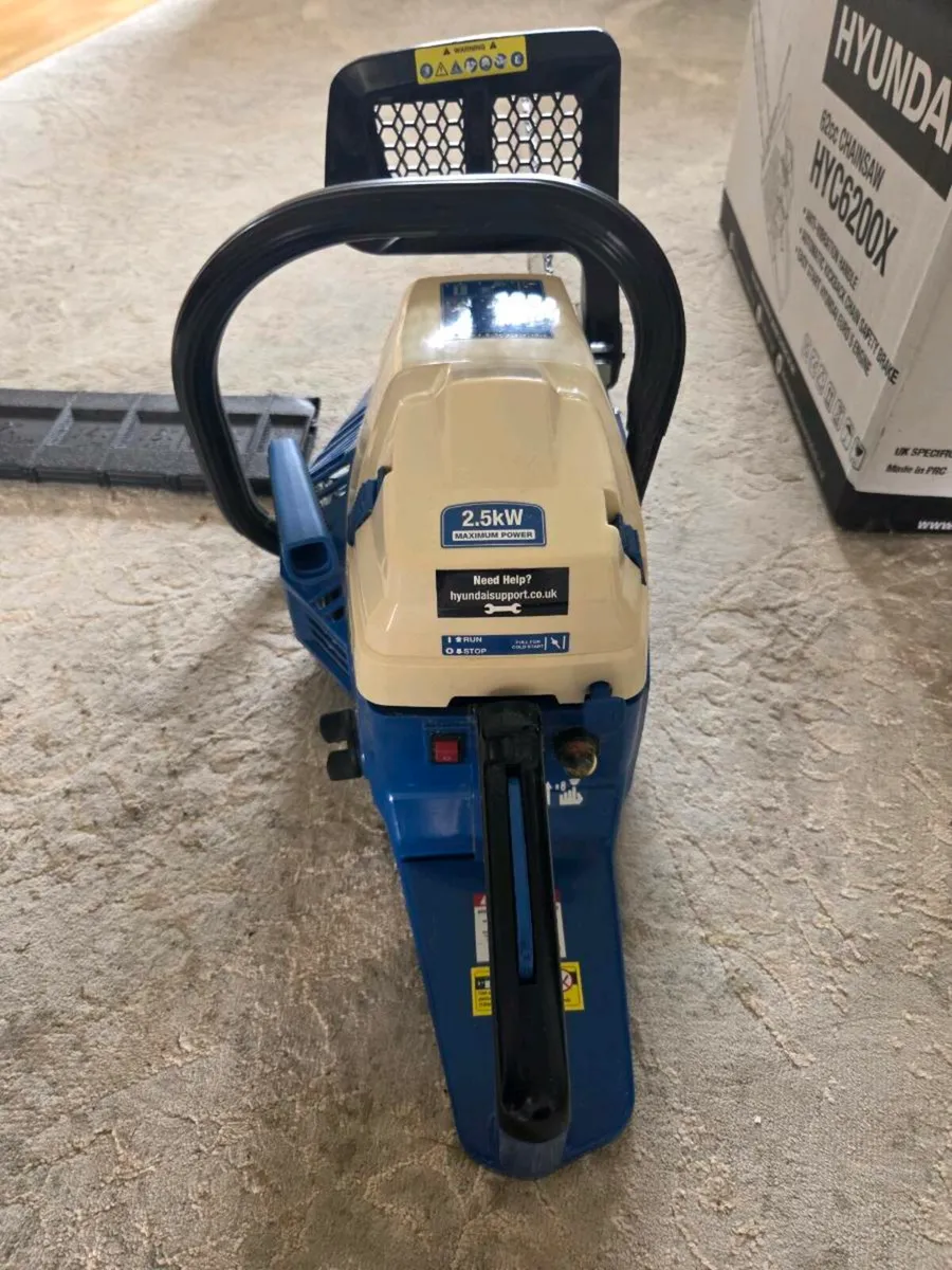 Hyundai chainsaw 62cc 20inch as new - Image 3