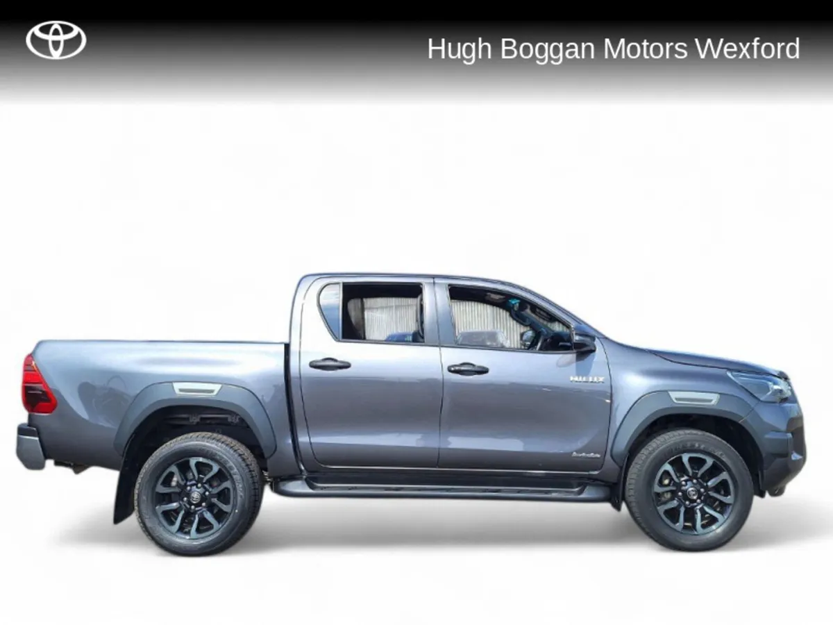Toyota Hilux 2.8 INVINCIBLE AUTOMATIC - Image 3