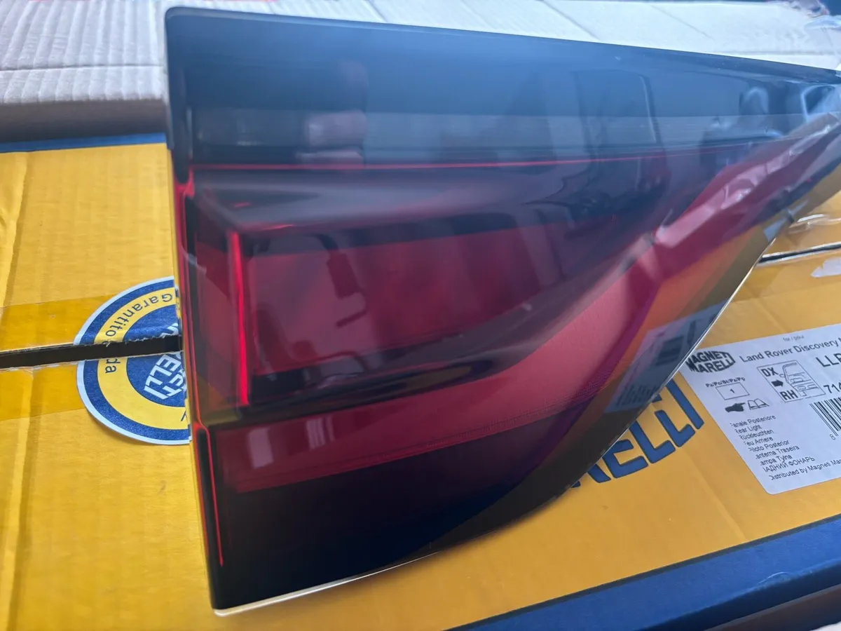 Rear tail light RH Land Rover discovery 5 - Image 1