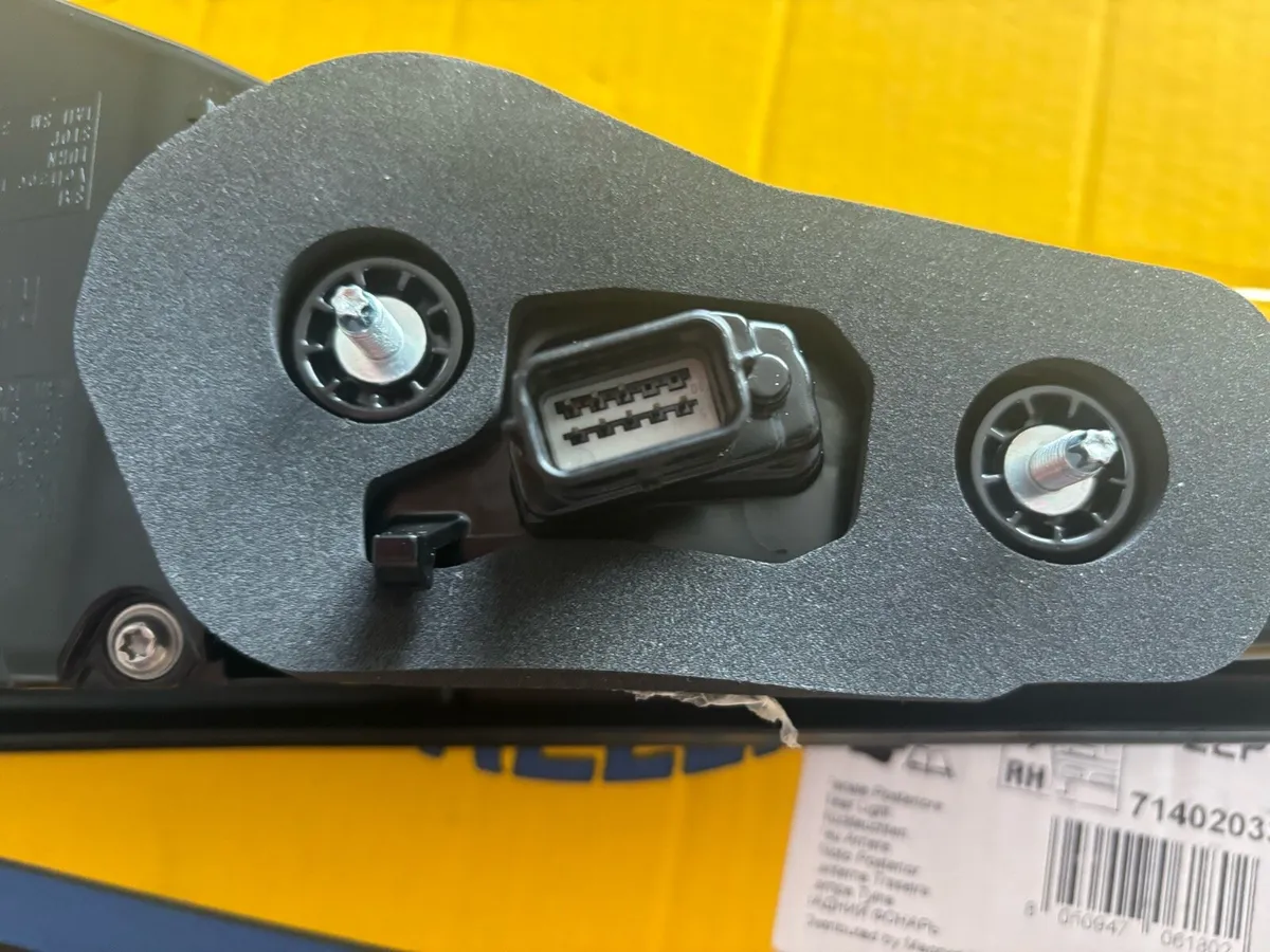 Rear tail light RH Land Rover discovery 5 - Image 3