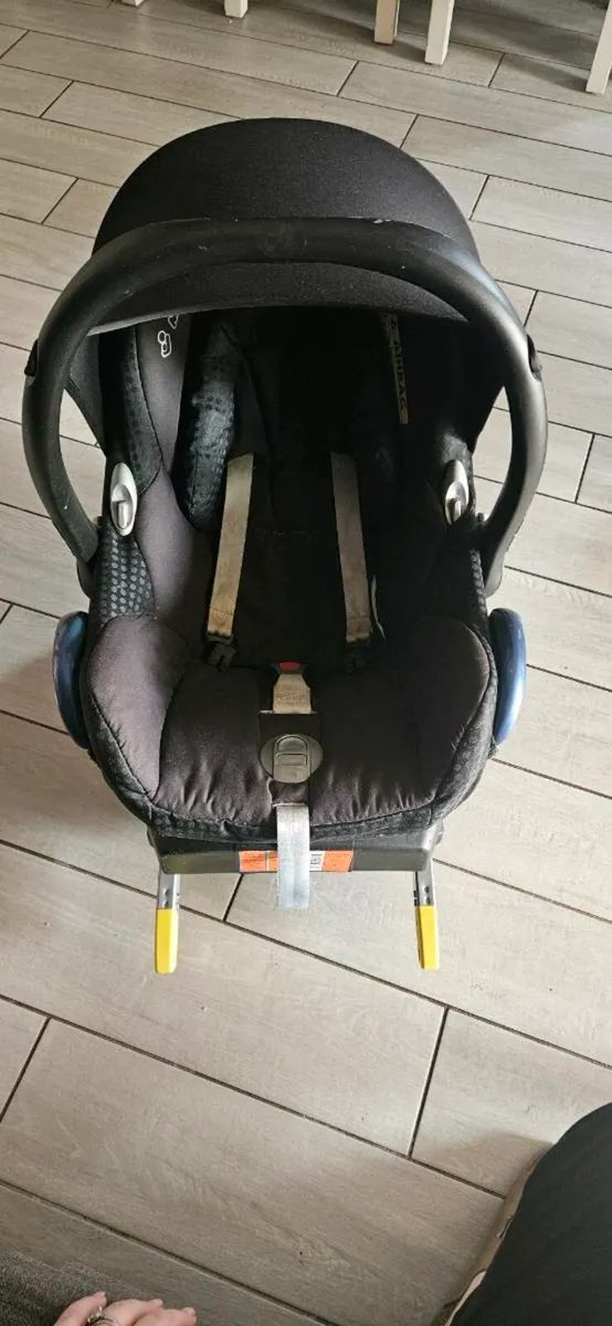 Maxi Cosi baby car seat - Image 1
