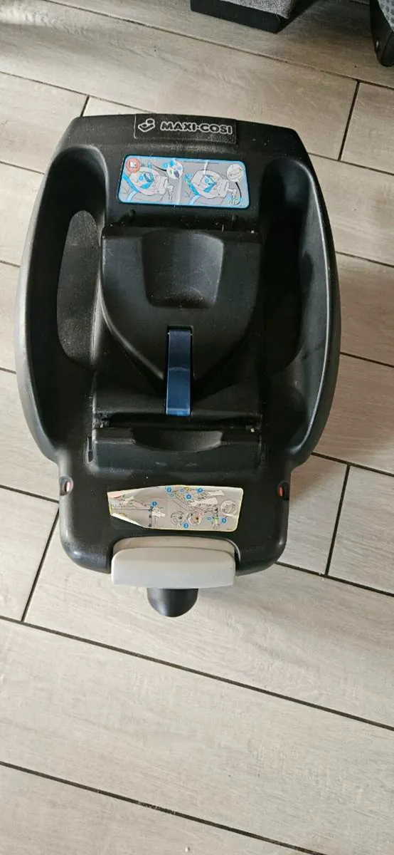Maxi Cosi baby car seat - Image 2