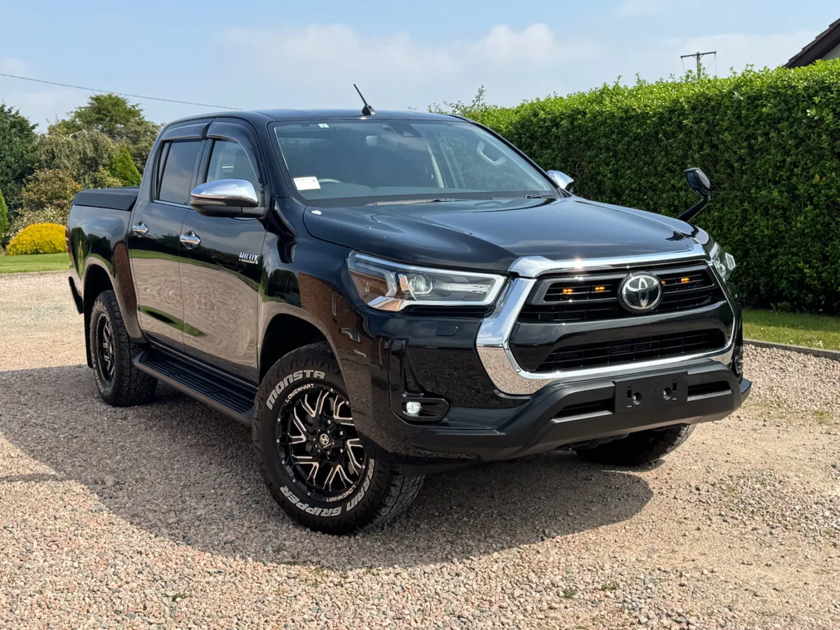 221 Toyota Hilux 2.4 Diesel - Image 1