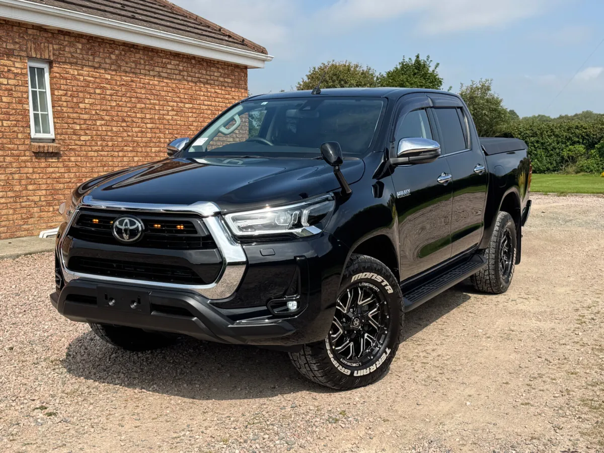 221 Toyota Hilux 2.4 Diesel - Image 2