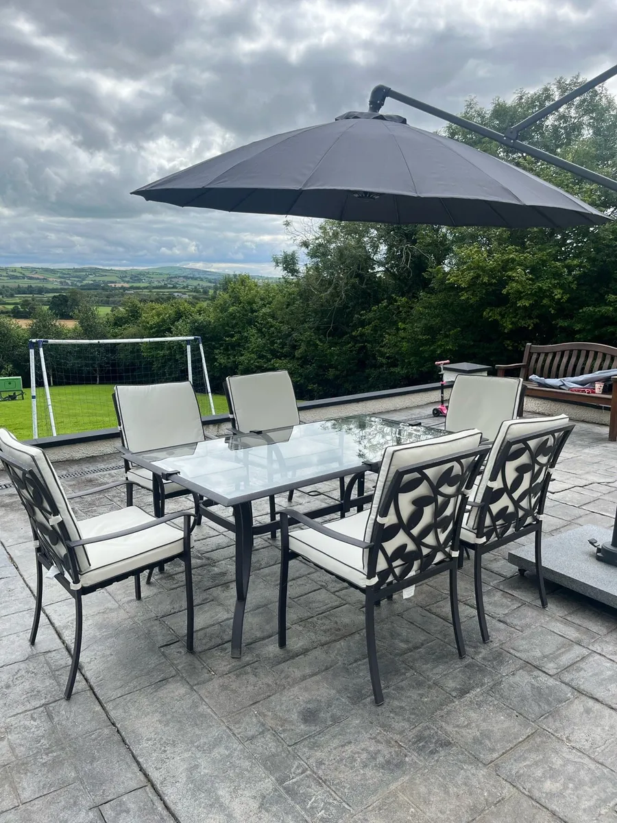 Patio table and 6 chairs - Image 1