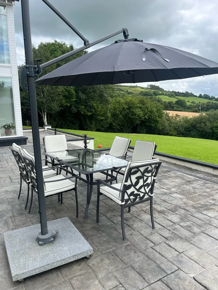 Patio table and 6 chairs - Image 3