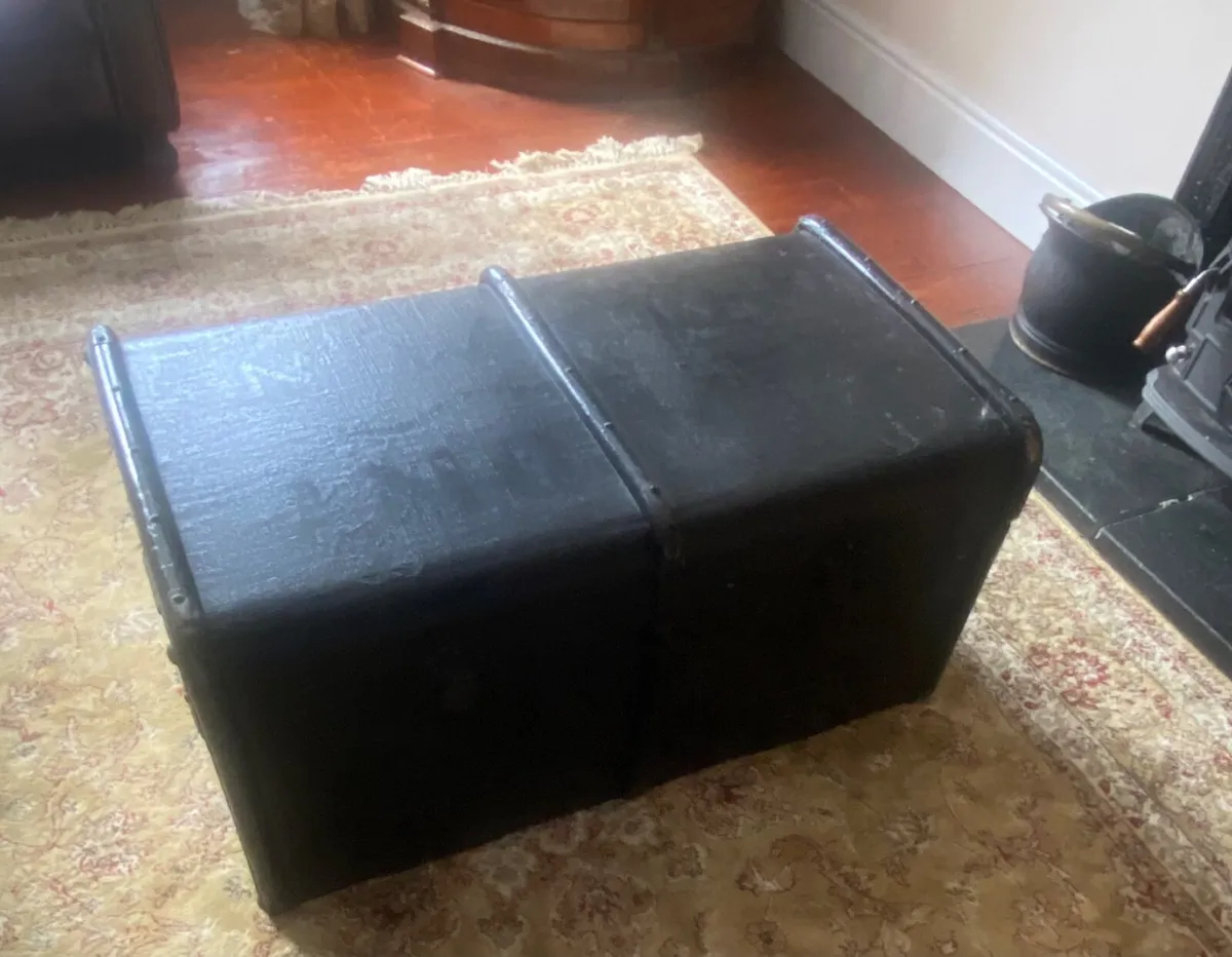 Vintage/antique steamer trunk with storage shelf - Image 1
