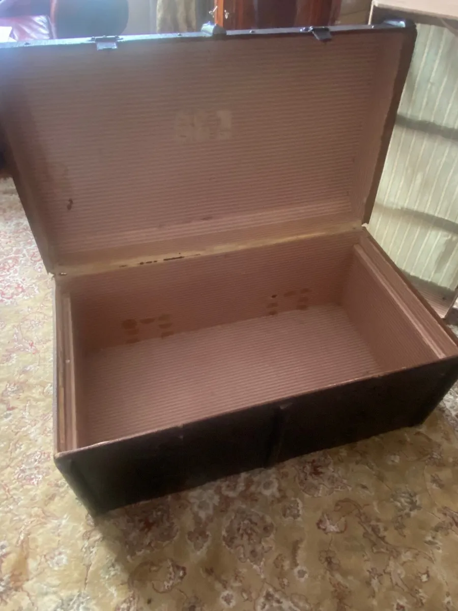 Vintage/antique steamer trunk with storage shelf - Image 2