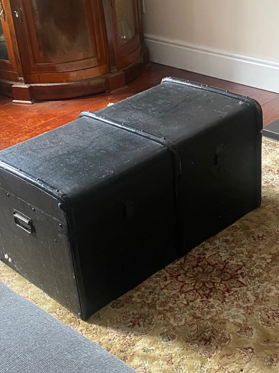 Vintage/antique steamer trunk with storage shelf - Image 3