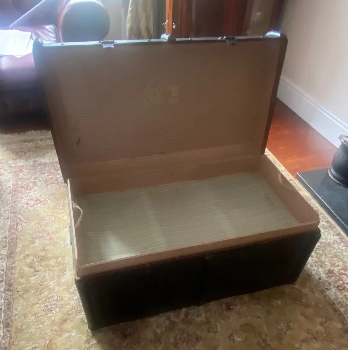 Vintage/antique steamer trunk with storage shelf - Image 4