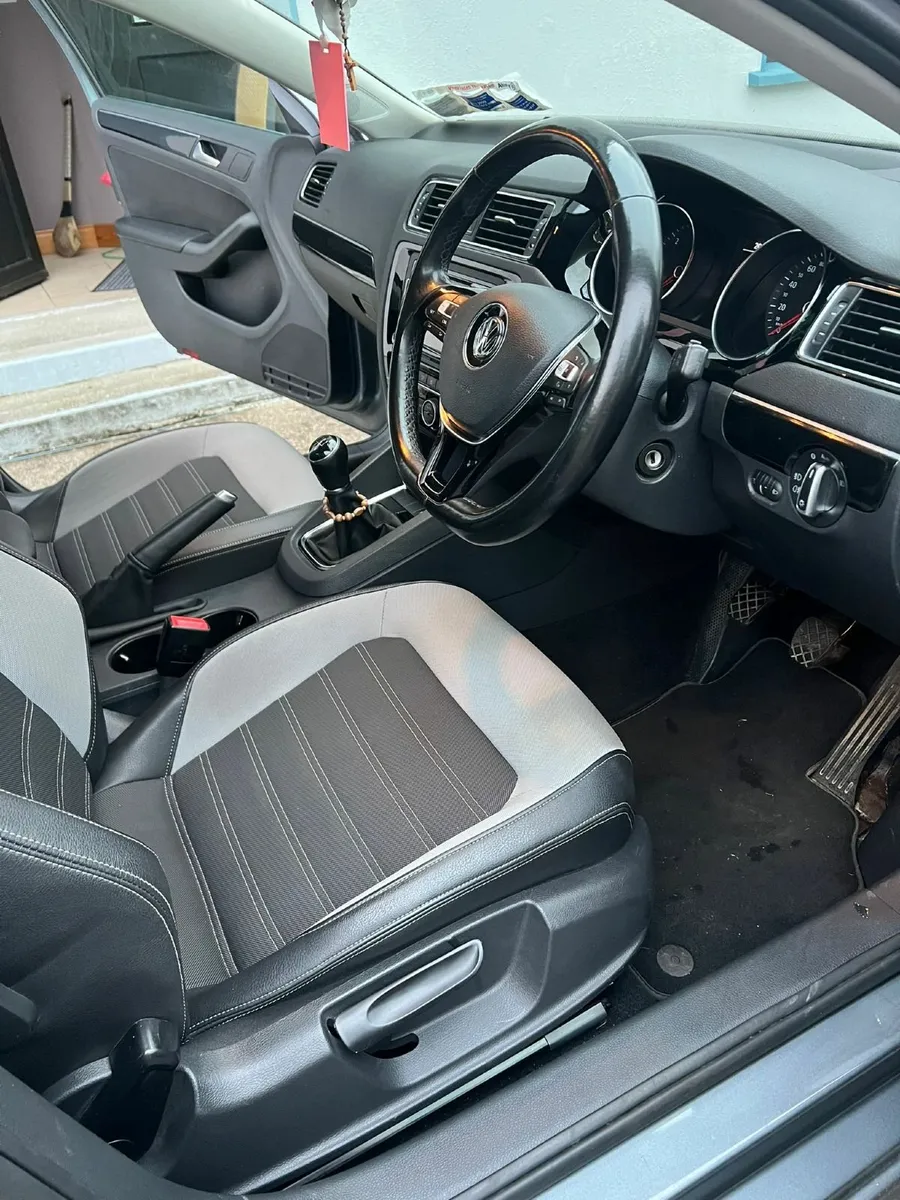 Volkswagen Jetta 2015 - Image 2