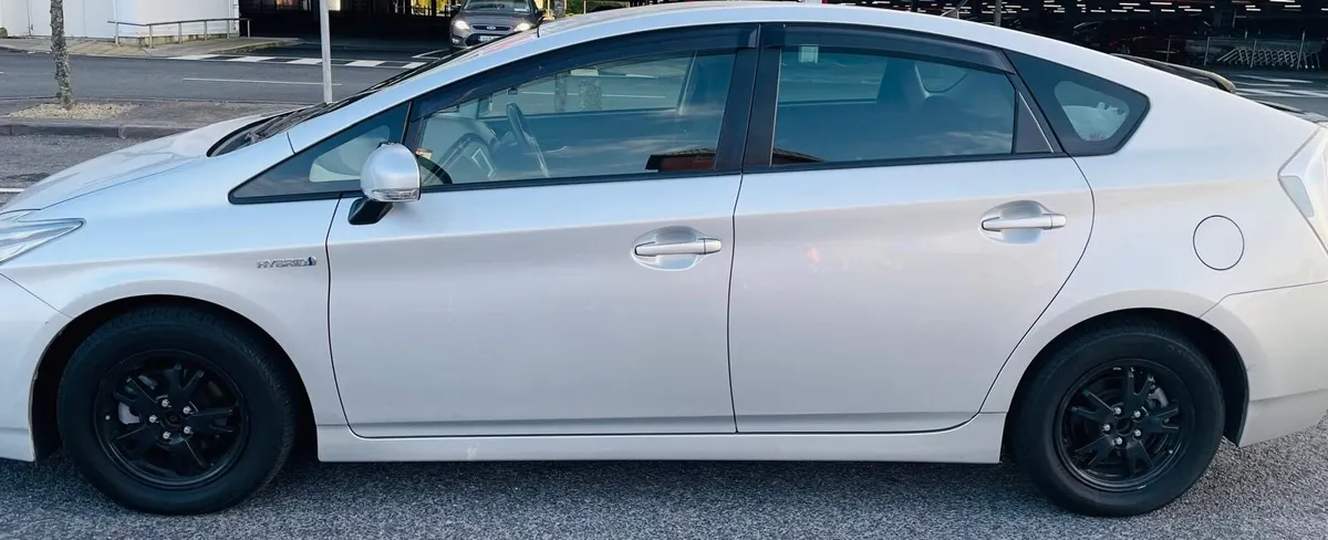 Toyota Prius 2013 - Image 2